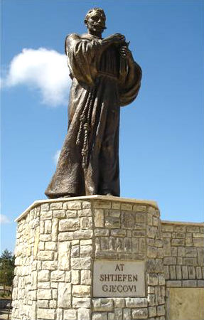 Statuja e At Shtjefën Gjeçovit në Zym