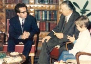 Kadare ne familjen Hoxha