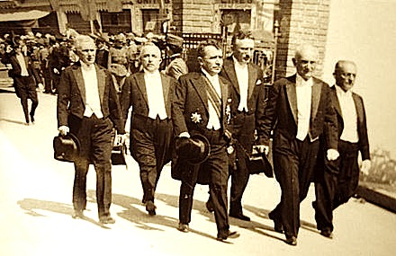 "Mehdi Frashëri, duke shkuar ne Pallatin Mbreteror, në vitin 1933"