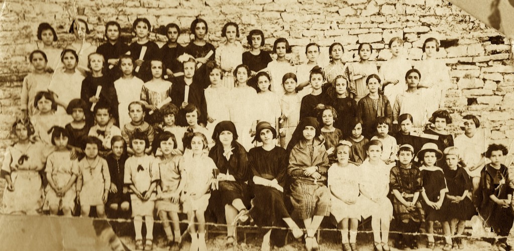 Klasa e Musinesë me mësuesen Urani Rumbo - viti 1926
