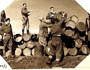 Oficerë britanikë duke ndarë ndihma ushtarake për partizanët