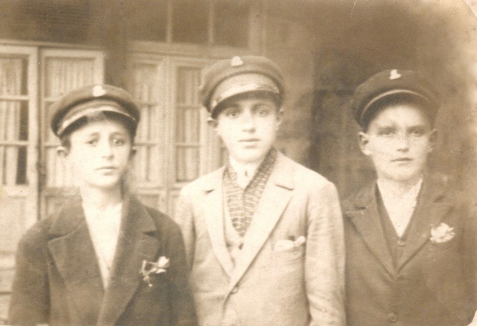 Bashkëliceistë të Liceut Francez të Korçës. Mes tyre edhe Mustafa Kadilli (i pari djathtas) - Viti 1926