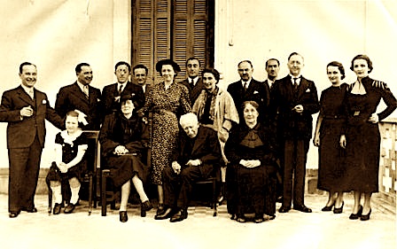 Familja e Syrja bej Vlorës, 1938, Eqerem bej Vlora majtas