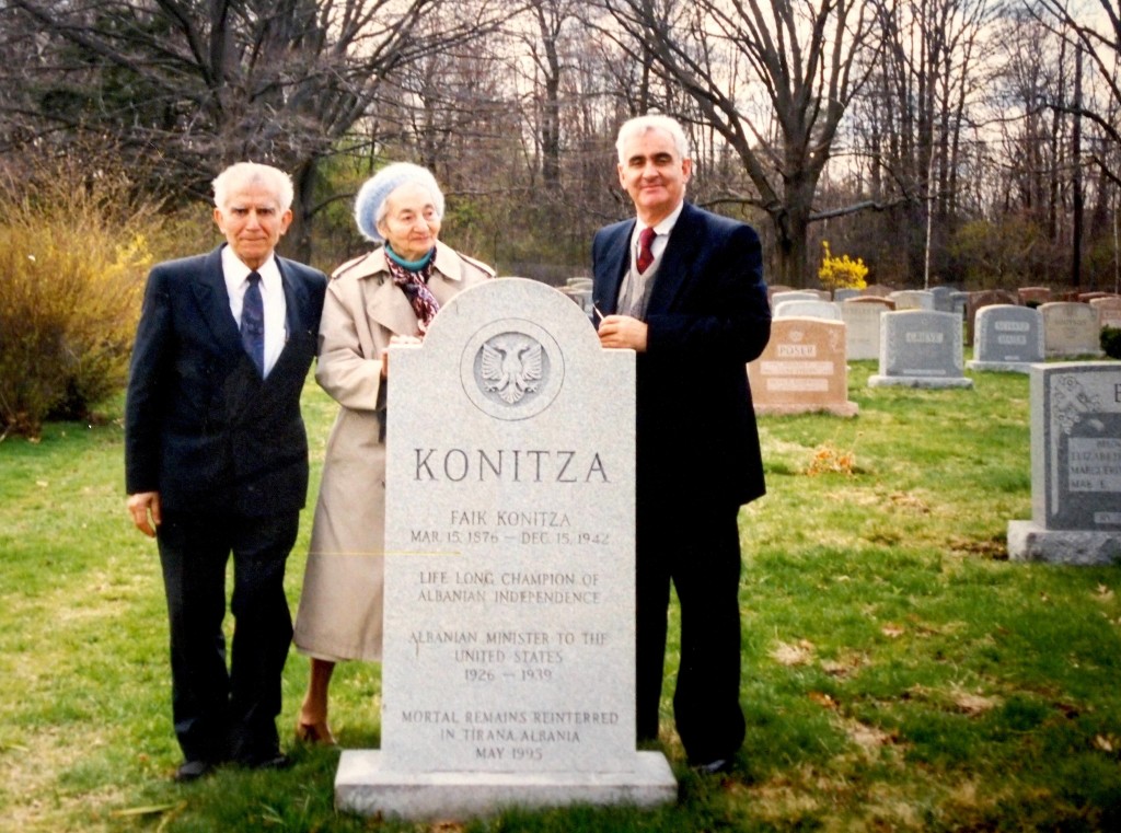 Te vendvarrimi i Faik Konicës: Sejfi Protopapa, Sara Panariti e Thanas L. Gjika, janar 1999.