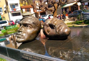 Statujat e Genc Lekës dhe Vilson Blloshmit në Librazhd