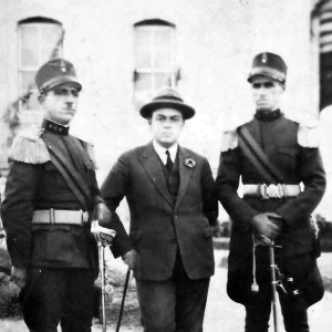 Nënprefekti i Lushnjes, Et’hem Haxhiademi, në mes të dy xhandarëve lushnjarë, 1 shtator 1928.
