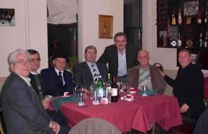 Me miqtë e Vatrës: në të majtë Zef Balaj, Dalip Greca, Uran Kostreci, Muhamet Omari, Ramiz Muja, Agim Karagjozi, Zef Perndocaj