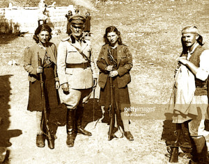 Osman Gazepi dhe dy vajzat e tij - Leskovik 1943