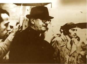 (Autori), pjesëmarrës në protestën para OKB-së, 1973 me Monsinjor Dr. Zef Oroshin, organizuesin e protestës kundër vrasjes makabër të At Shtjefën Kurtit, nga regjimi komunist i Enver Hoxhës. 