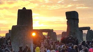Perëndimi i Diellit, nga mijëra qytetar të Anglisë në gurët e varur Stonehenge.