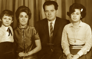 E bija e Shyqyri Çupishti Shukria, me të shoqin Qerim Haxhiu dhe fëmijët në Kajro 