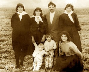 Savër 1967 -  Në kambë Age Franja, Drande Vushmaqi - Merrnaçaj, Nikollë Mernaçaj dhe Gjyste Pjetri. Poshtë, tre fëmijët e Nikollës: Diella, Maria dhe Marku 