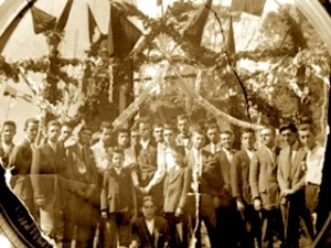 Protesta e të rinjve në festën e 28 Nëntorit 1927, në mes të fotos dallohen studentët Refik Shpuza dhe Jahja Domnori 