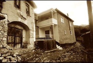 Në të majtë: Shtëpia ku u strehuan Toptanët për disa kohë në Peshkopinë e vjetër