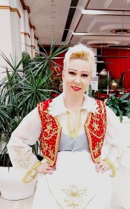 Ervina Toptani me veshje të Tiranës