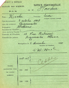 Fac-simile. Dokument i dosjes universitare të Enver Hoxhës. Datëlindja e Enver Hoxhës në këtë skedar figuron më 3 Tetor 1908. Me gërma të mëdha është shënuar fjala "CESSE"- “NDËPRERJE”. Dokument i ruajtur në arkivat departamentale Herault të qytetit Montpellier në regjistrin me numrin: 15 ETP 20439.