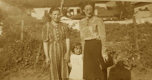 Krisanthi Venetiku viti 1943, në të e majtë Vasilika dhe Ermela Koço
