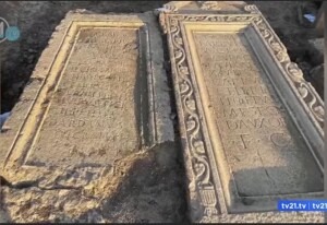 Dy pllaka varrash të periudhës Dardane gjetur në Shkup