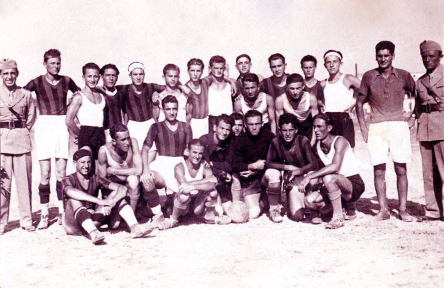 Studentë shqiptarë në nji ndeshje futbolli 1937
