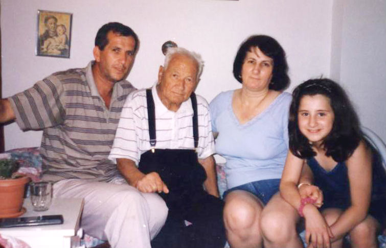 Ndër të fundmet foto të Lazër Radit me djalin, vajzën dhe mbesën - gusht 1998