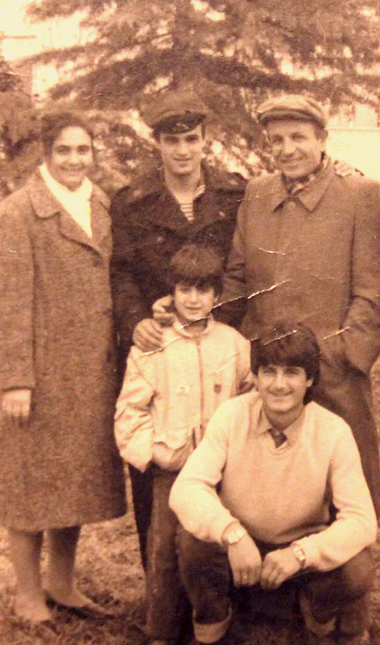 Halil Jaçellari dhe familja (1990)