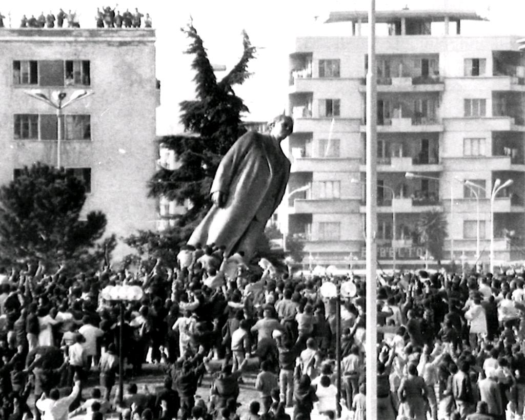 Rrëzimi i Diktatorit Hoxha - 20 shkurt 1991