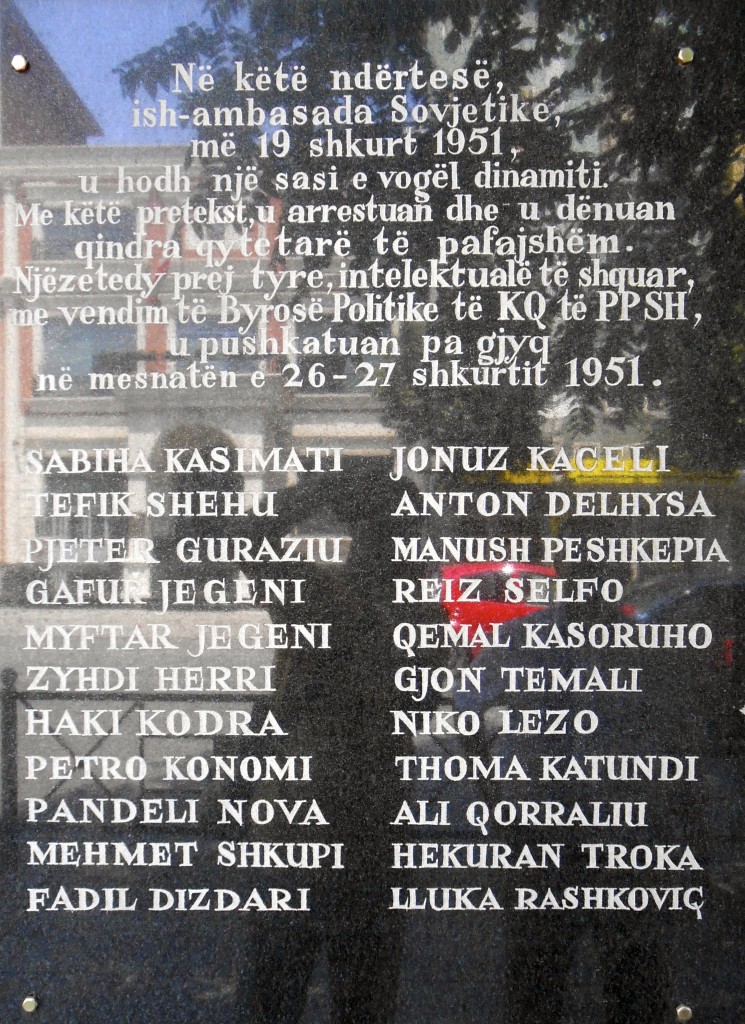 Pllaka memoriale e Bombës në ambasadën Sovjetike