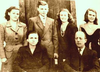 Familja e Vehip Hoxhës