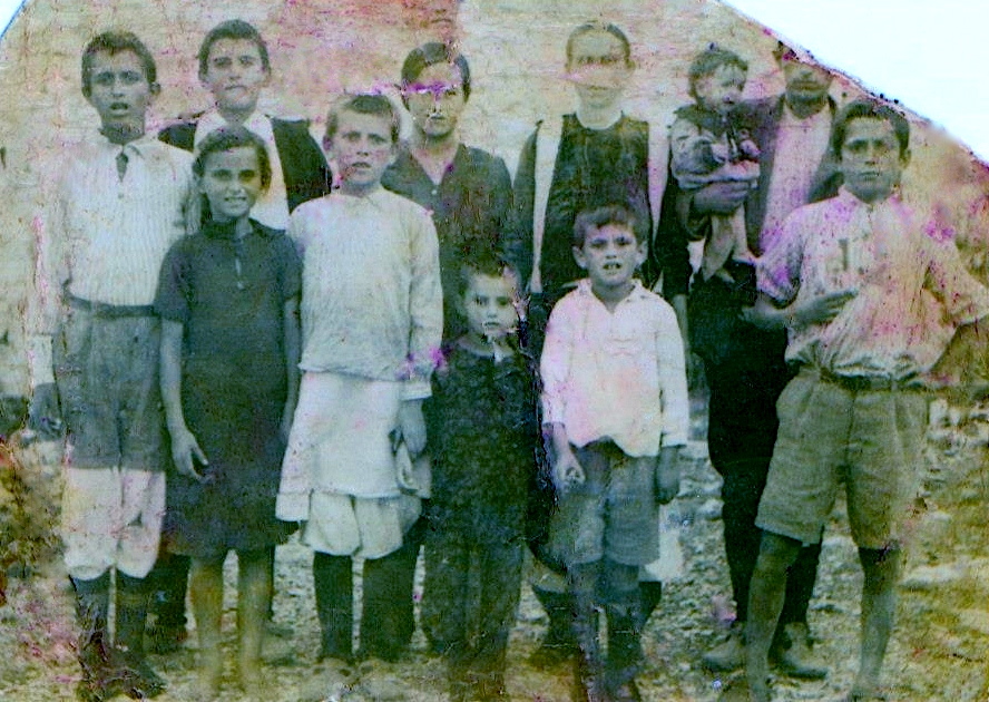 Berat 1946 - Familja Sina, e ëma me nëntë fëmijë në interrnim