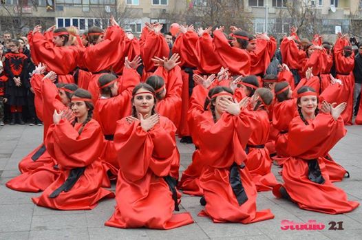 Dita e bukur e Festës sonë Kombëtare, vajzat veshun Kuq e Zi...