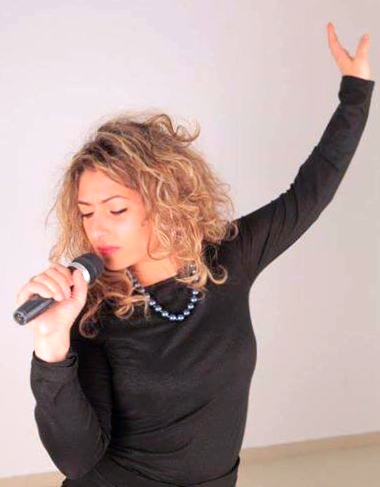 Leticia Gargjola gjate nji interpretimi muzikor