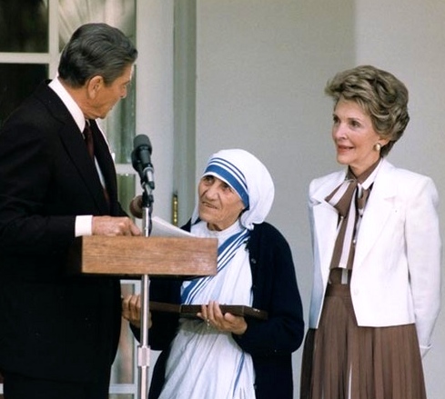 Nёnё Tereza duke marrё nga Ronald Regan Medaljen e Paqes