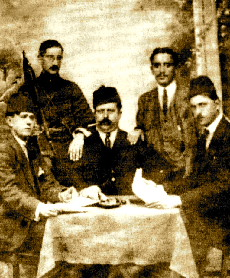 Mateo Matathia, i dyti majtas ne kremtimin e fitores së Luftës së Vlorës 1920