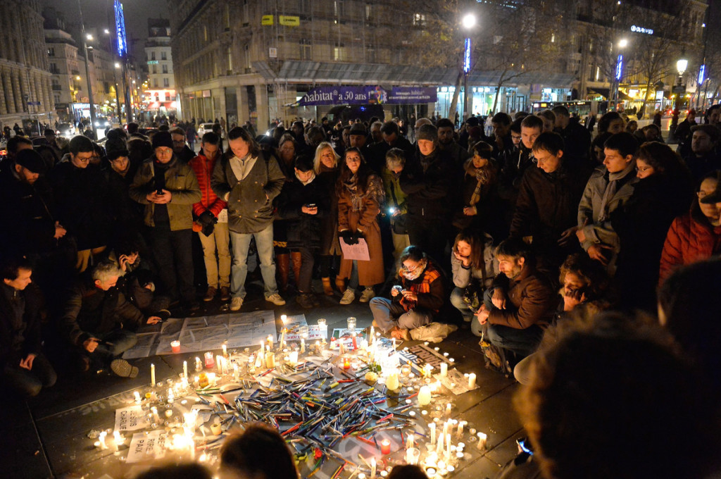 Nderim viktimave të vrara të revistës satirike Charlie Hebdo në sheshin Republika në Paris