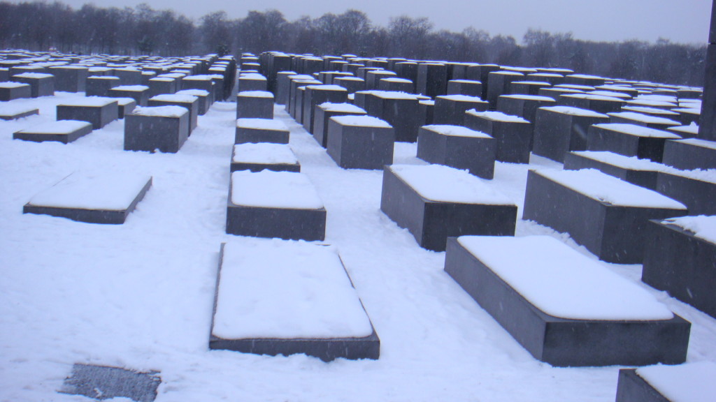 Berlin - Memoriali i Holokaustit nën borë