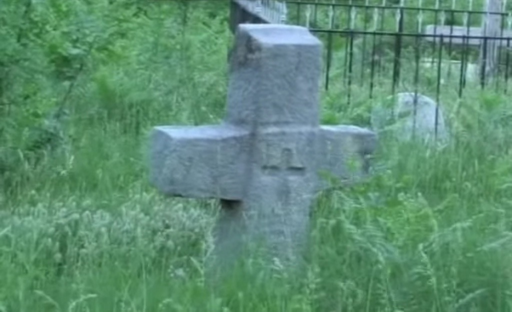 Kryq guri te varri i Sadik Gjergjit në Palç