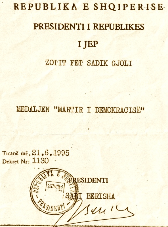 Faksimile e Medaljes së akorduar familjes
