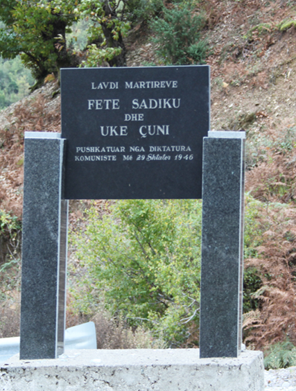 Memorial në Lekbibaj (Tropojë), në vitin 1995 kushtuar Fet Sadikut e Ukë Çunit