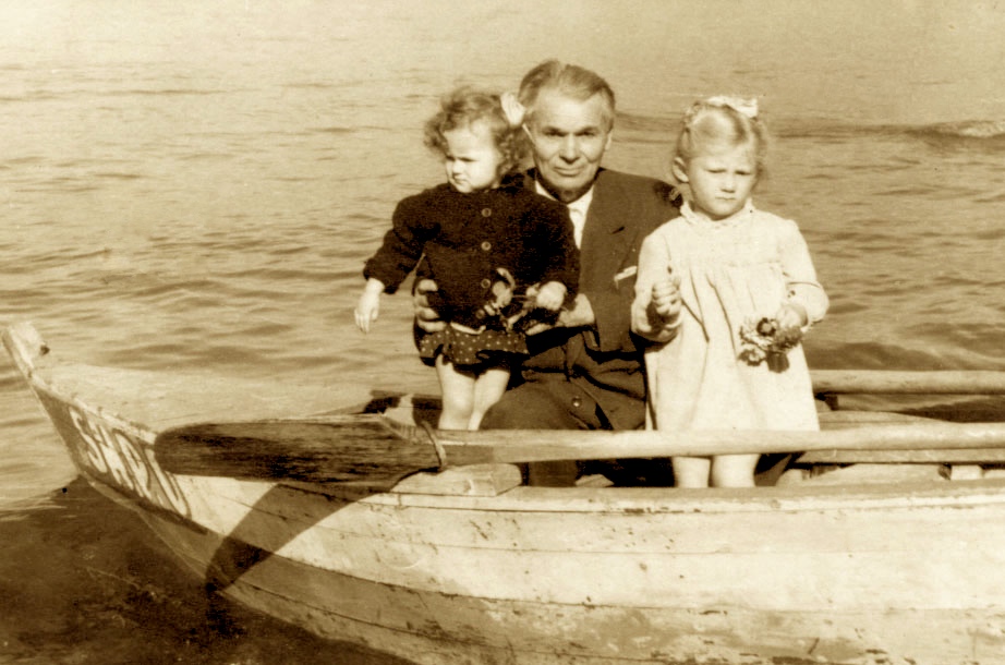 Lasgush Poradeci dhe dy vajzat Kostandina dhe Maria