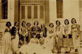 Vajzat e Institutit "Nena Mbretereshe". Nermin Vlora e dyta majtas, ndersa Nexhmie Hoxha ulur, e para djathtas