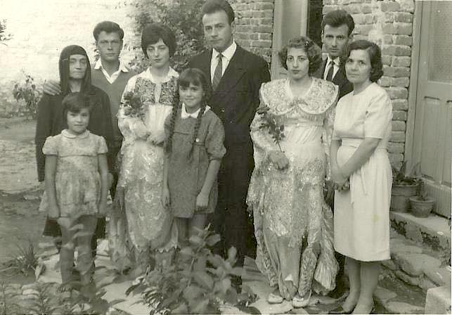 Familja e Et'hem Haxhiademi e shoqja Burbuqe Haxhiademi - Sejdini, katër fëmijët Zymyryt Haxhiademi - Kashari (me dy vajzat), Emini me te shoqen - Myzaferen, Selaudini  Homeri dhe nji kushërirë e tyre - 1969