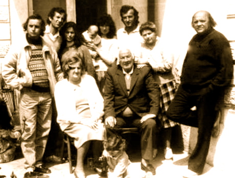 Lazër Radi me djemtë Jozef e Lucian dhe familjet, dhe nipat Ferdinand dhe Françesk Radi - Tiranë 1991