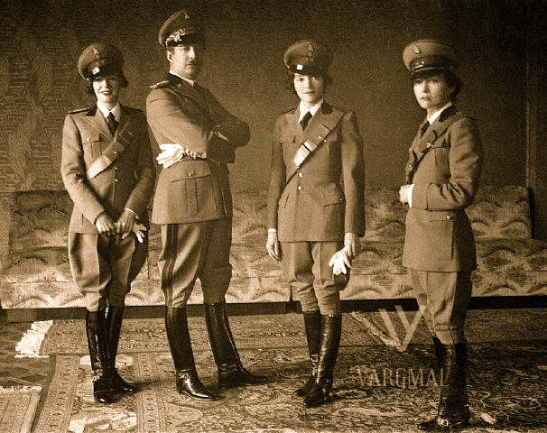 Ahmet Zogu dhe motrat ne divize ushtarake