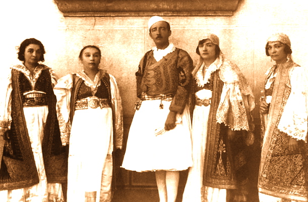 Ahmet Zogu dhe motrat ne kostume popullore
