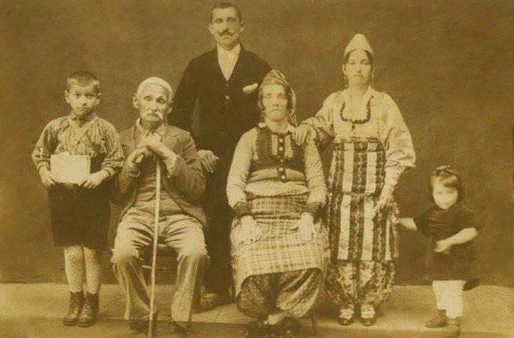Familja Radi - Pizren 1921 - Lazër Radi, Prend Çup Radi, Gonxhe (Vila) Radi. Mark Radi e shoqja dhe File Radi