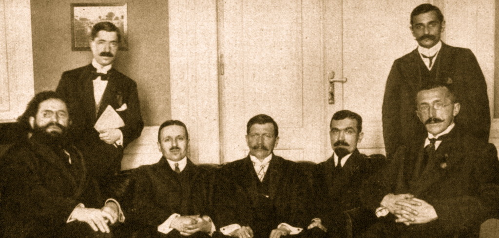 Dervish Hima, Mark Kakarriqi, Faik Konica, Stefan Curani, Fan Noli, Masar Toptani, Hilë Mosi në Kongresin e Triestes, Itali, 1913. 