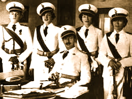 Ahmet Zogu dhe motrat ne divize ushtarake