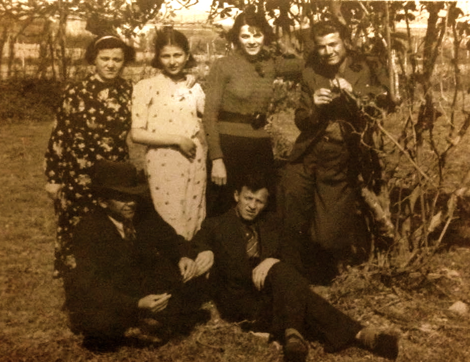 Tre vellezerit dhe Motra dhe e shoqja e Antonit Stefa...Lazër, Anton, Balto e Gjyliana Radi. Durrës 1938