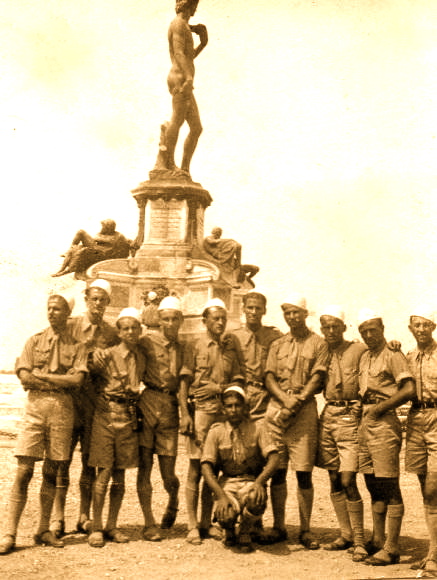 Studentë shqiptarë të statuja e Davidit të Mikelanxhelos - Firenze 1937