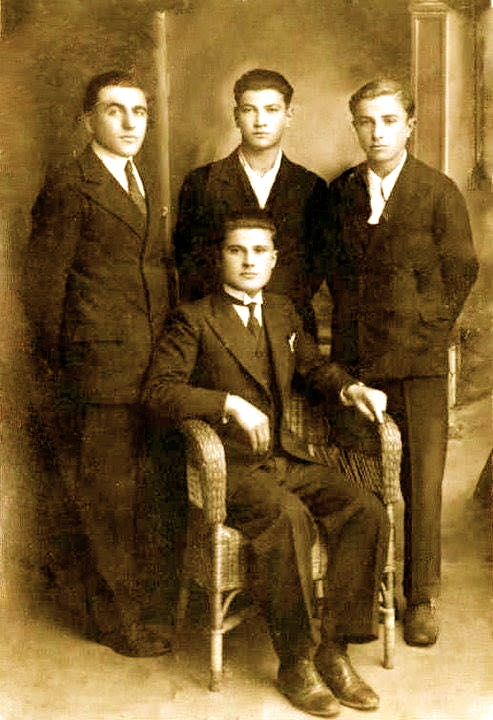 Nji grup shokësh të gimnazit të Shkodrës, Abaz Sali Shehu, Lazër Radi, Mikel Kaçulini dhe……Ditën e Karnevalit të vitit 1935 në Shkodër